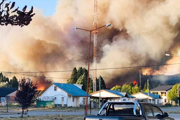 La comunidad de El Hoyo quedó rodeada por el fuego, con heridos y evacuados alfa periodismo