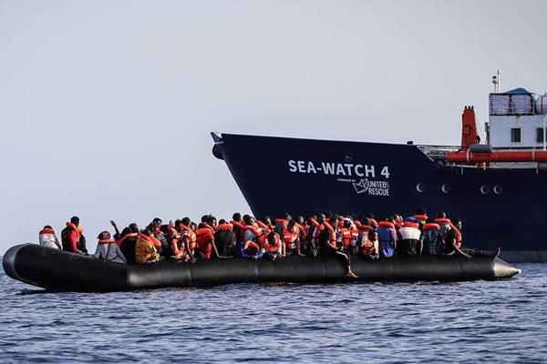 Con 455 migrantes a bordo, el Sea-Watch 4 pide desembarco en un puerto de Europa