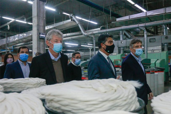 Capitanich visitó la planta de Santana Textil en Puerto Tirol